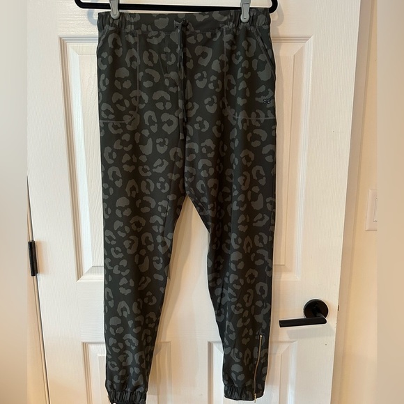 Albion Fit Animal Print Neutral Jetsetter Pants Joggers With Pockets Zipper - Picture 1 of 9